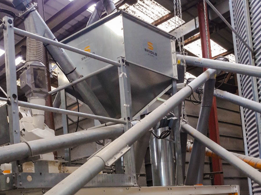 Arrivé d'aliments pour porcs/cochons dans mélangeuse Eliaut élevage